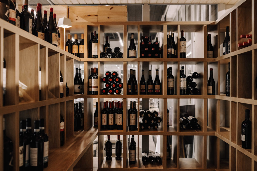 Bar & cave